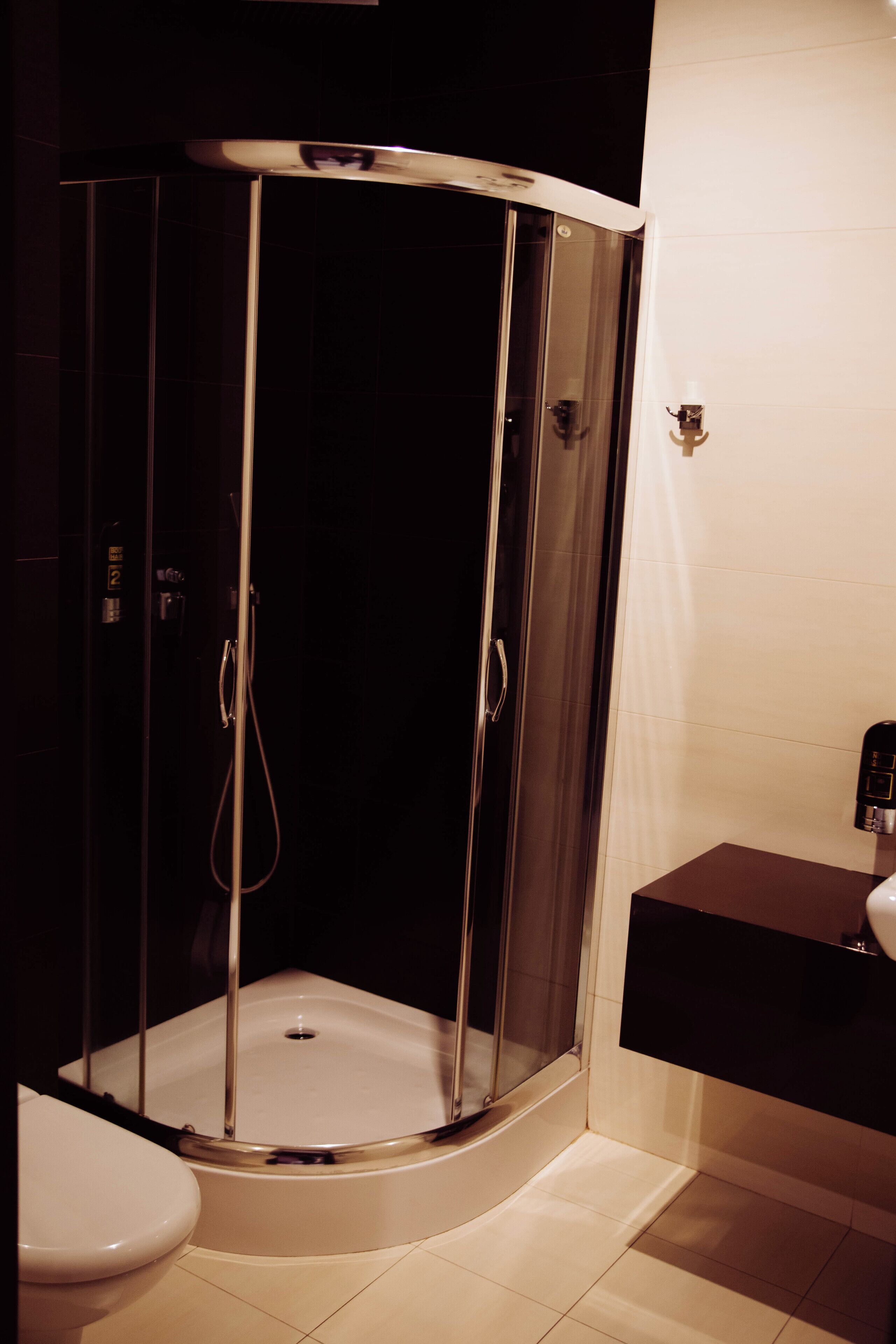 deluxe studio suite | bathroom | shower, towels