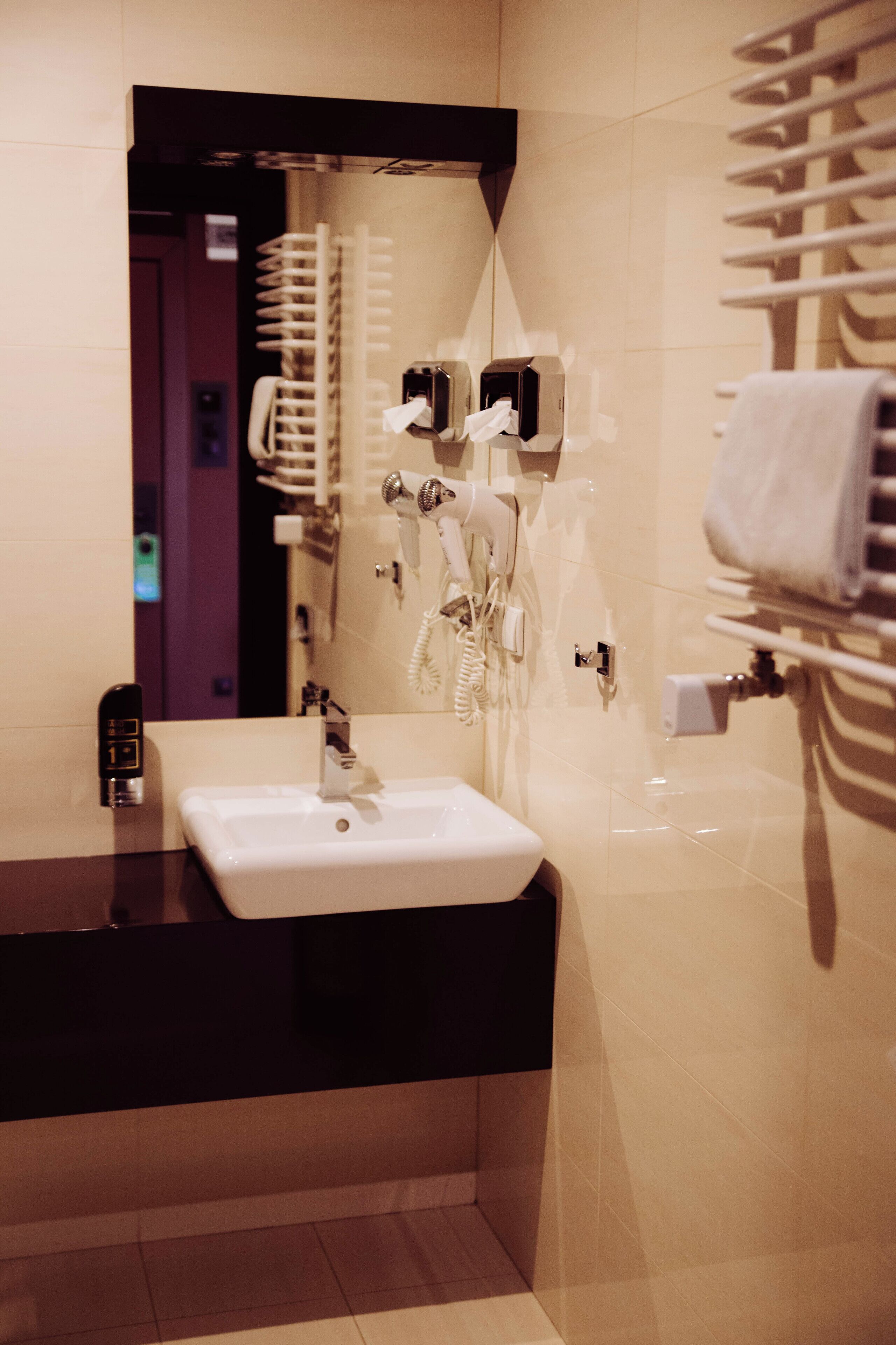 deluxe studio suite | bathroom | shower, towels
