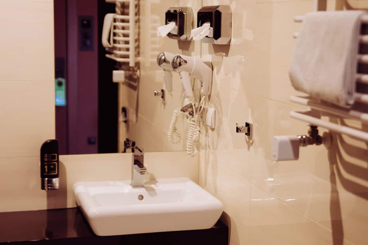 deluxe studio suite | bathroom | shower, towels