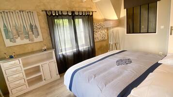 4 bedrooms, iron/ironing board, WiFi, bed sheets