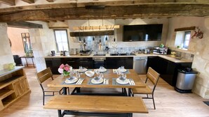 A modern kitchen with a dining area set for six. - Charming house, quiet, in the heart of the Parc du Perche, 50m from the forest (CONDEAU)