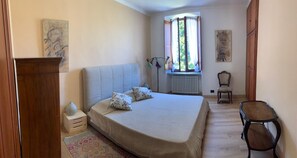 4 عدّة غرف نوم وواي فاي مجانًا وملاءات أسرّة