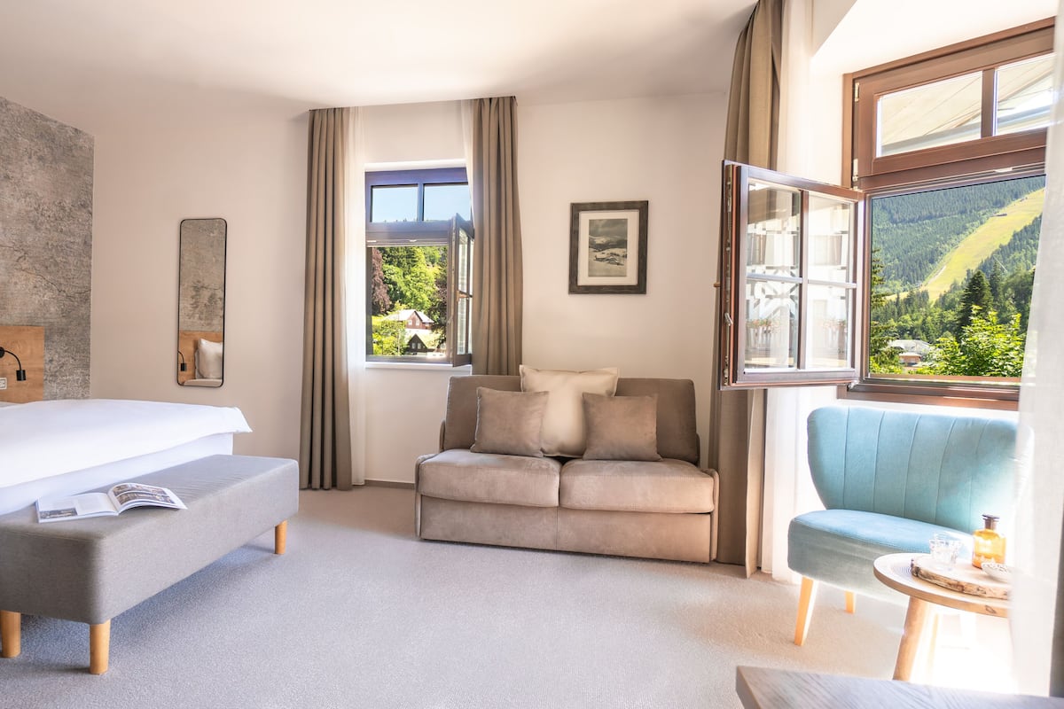 Junior Suite | Hypo-allergenic bedding available, minibar, laptop workspace