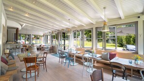 Frühstück, Mittagessen, Abendessen, Blick auf den Garten