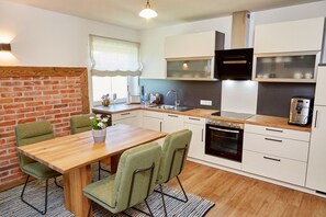Condo | Cozinha privada | Geladeira, micro-ondas, fogão, cooktop