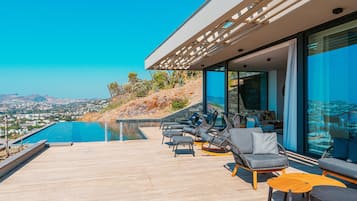 3+1 Villa Residence with Large Private Pool | Vista a la playa o el mar