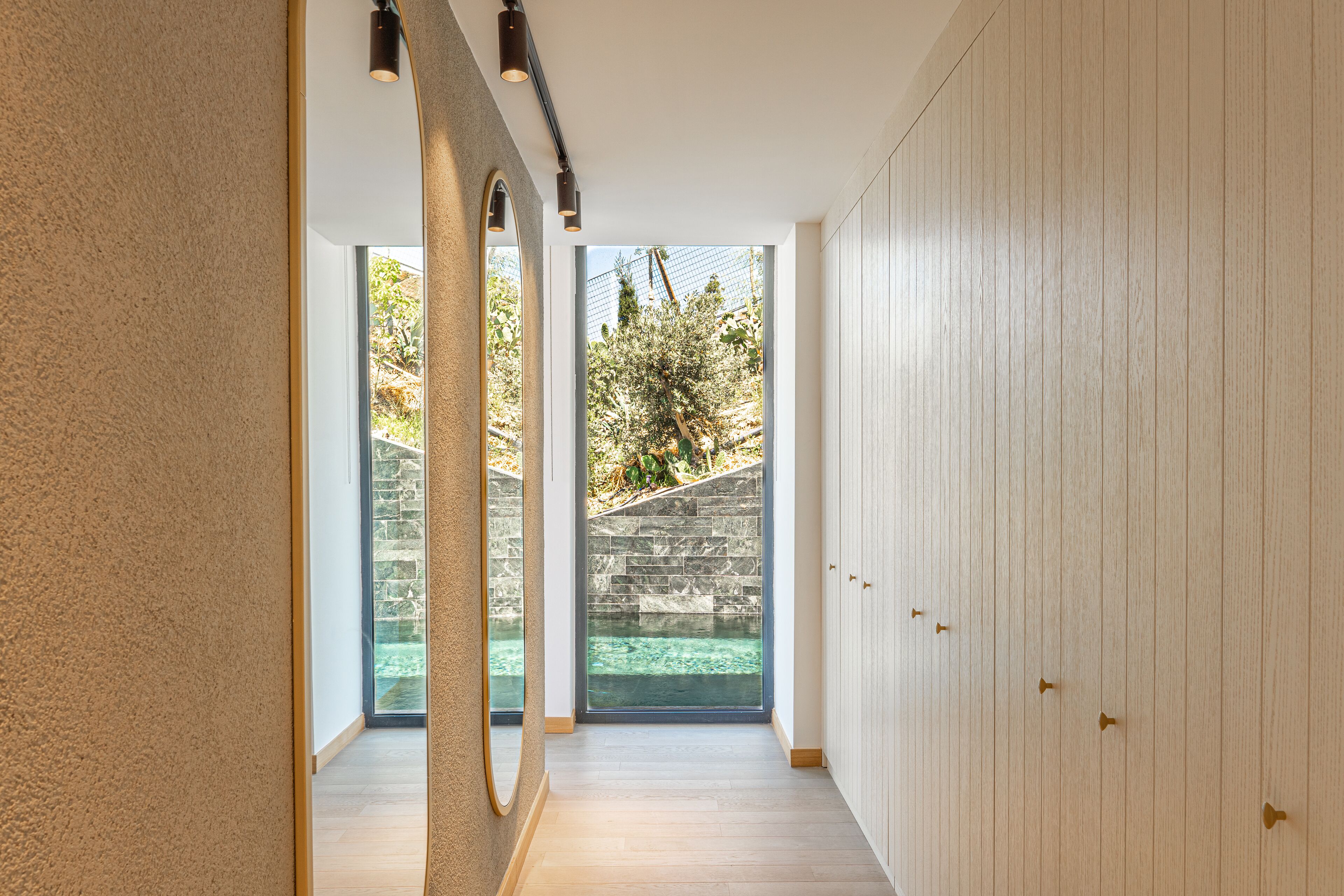 4+1 Villa Residence with Private Pool | 衣柜