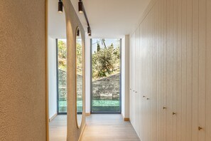 4+1 Villa Residence with Private Pool | 衣柜