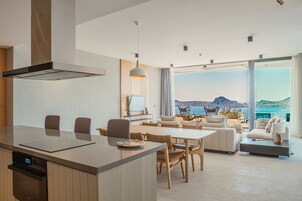 3+1 Villa Residence with Large Private Pool | Área de estar | Smart TV 106 cm com canais via satélite, TV