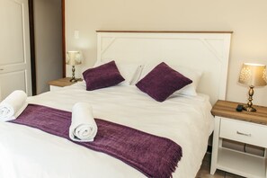 Deluxe appartement, 2 slaapkamers | 2 slaapkamers, luxe beddengoed, bedden met traagschuimmatras