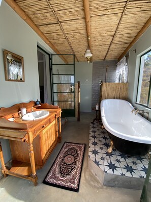 Småhus – comfort, 1 soverom (James' Honeymoon) | Bad | Separat badekar og dusj, dype avslapningsbadekar og regndusjhode