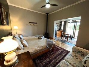 Premium bedding, individually furnished, free WiFi, bed sheets - 360on62 Mountain View Farm Cottages (Montagu)