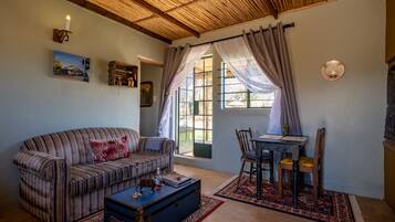 Bokmakierie Cottage | Living room | Fireplace