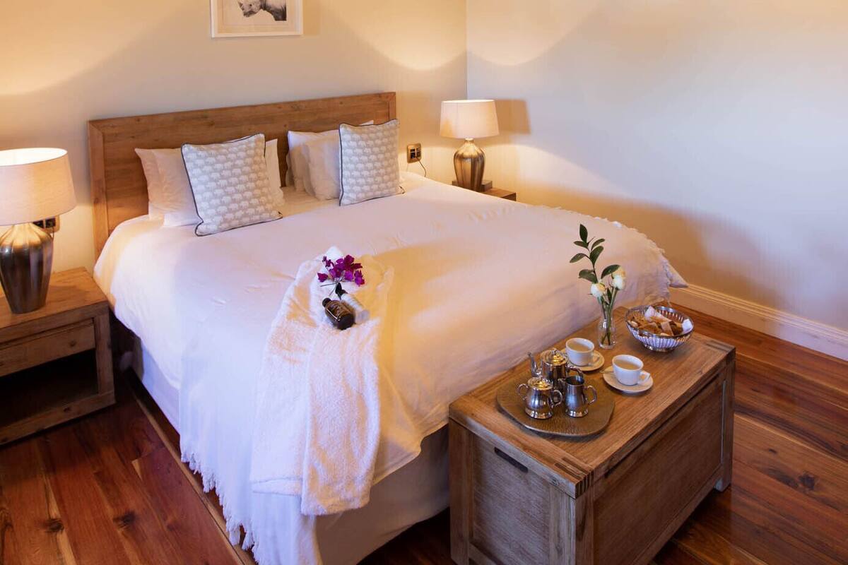 Laptop workspace, WiFi (free), bed sheets