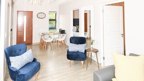 Cottage Standard, 2 chambres | Coin séjour | TV connectée de 43 pouces avec chaînes numériques, télévision, Netflix