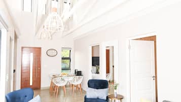 Cottage Standar, 2 kamar tidur | Area keluarga | Smart TV 43-inci dengan saluran TV digital, TV, dan Netflix