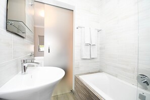 Standard-studiolejlighed - 1 soveværelse | Badeværelse | Gratis toiletartikler, håndklæder, Sæbe, Shampoo
