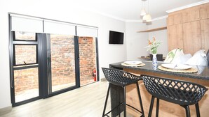 Studio Confort, 1 chambre | Coin séjour | TV connectée de 43 pouces avec chaînes numériques, télévision, Netflix