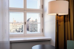 Superior Twin Room, City View | Peti besi dalam bilik, meja, langsir/tirai gelap terus 