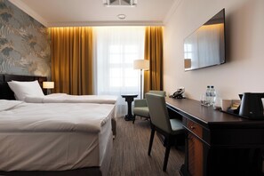 Superior Twin Room, City View | In-room safe, desk, blackout drapes, iron/ironing board - Brovaria (Poznan)
