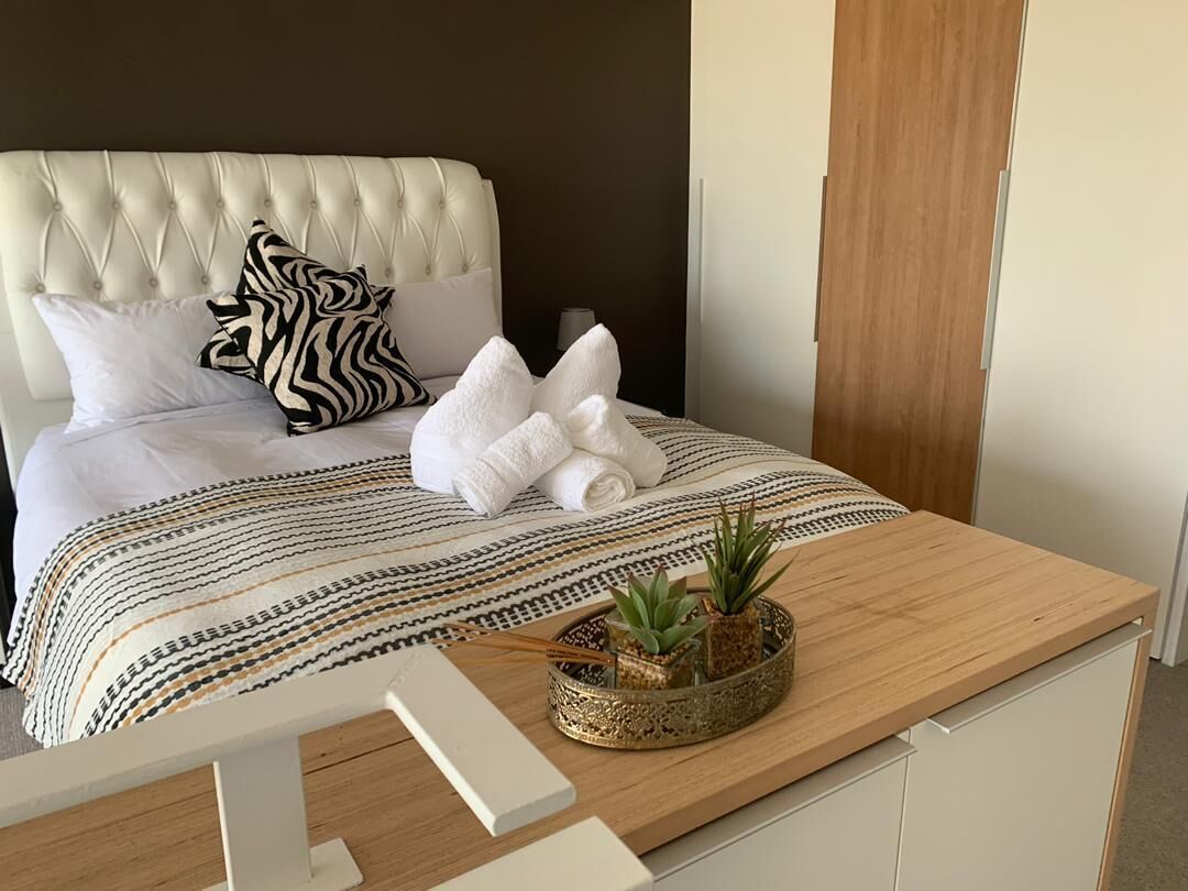 1 dormitorio, caja fuerte, escritorio y tabla de planchar con plancha