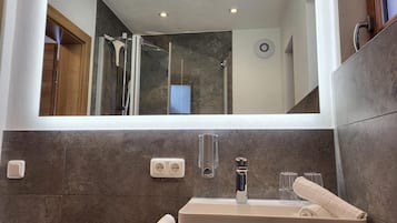 Apartment, 2 Bedrooms, Ground Floor | Bilik Mandi | Pengering rambut, tuala disediakan