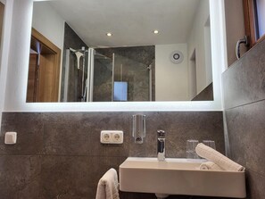 Apartment, 2 Bedrooms, Ground Floor | Bathroom