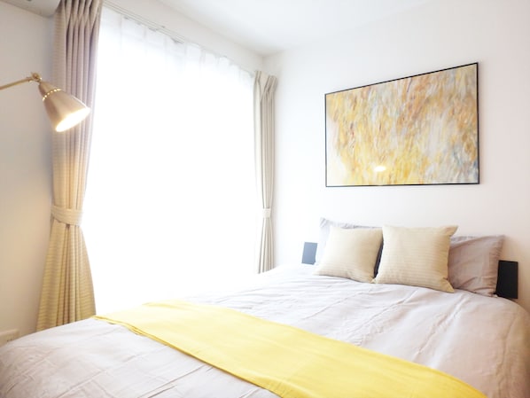 Habitación doble superior | Decoración personalizada, escritorio y cortinas blackout 