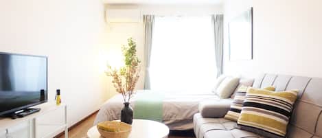 Decoración personalizada, escritorio y cortinas blackout