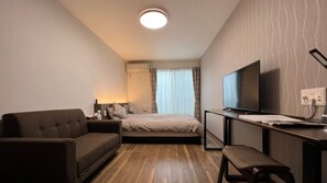 Comfort-studio | Yksilöllisesti sisustettu, työpöytä, pimennysverhot, silitysrauta/-lauta