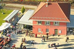 A red building with the sign "AMBAHNHOF" and "NATURPARK" indicating a train station and park. - Übernachtung im nostalgischen Bahnwaggon (Bogen)