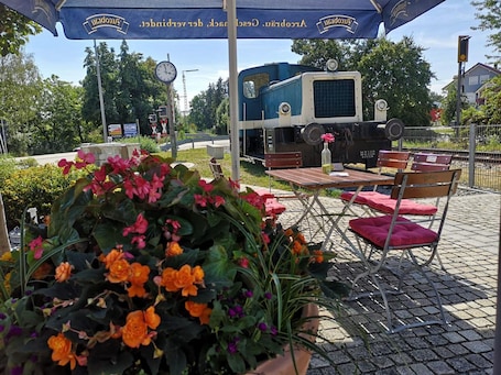 Restaurant. Übernachtung im nostalgischen Bahnwaggon