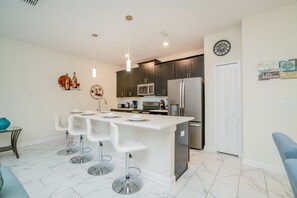Fridge, microwave, oven, stovetop - Family Friendly 4 Bed Splash Pool Townhome in Champions Gate (Davenport)