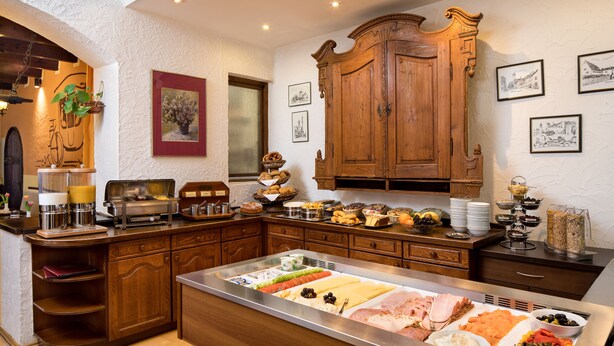 En buffet med forskellige retter og et træskab.