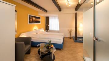 Kahden hengen businesshuone | Allergiatestatut vuodevaatteet, minibaari, työpöytä