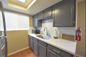 Private kitchen - Private 3-bedroom in Richmond Near I-80, Bart (Richmond)