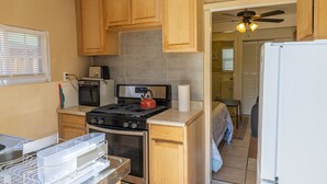 Coffee/tea maker, fridge, microwave, cookware/dishes/utensils - Cute Studio in Concord, Near Bart (Concord)