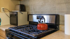 Coffee/tea maker, fridge, microwave, cookware/dishes/utensils - Cute Studio in Concord, Near Bart (Concord)