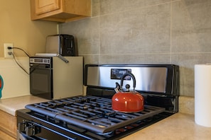 Refrigerador, microondas, cafetera/tetera, utensilios de cocina