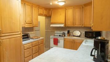 Lemari es, microwave, mesin pencuci piring, dan mesin pembuat kopi/teh