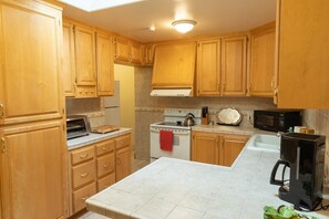 Fridge, microwave, dishwasher, coffee/tea maker - Charming 3-bedroom in East Palo Alto (Palo Alto)