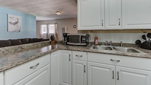 Private kitchen - Cozy, Private 1-bedroom in Hayward (Hayward)