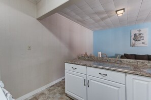 Casa (Cozy, Private 1-Bedroom in Hayward) | Cocina privada | Refrigerador, microondas, cafetera y tetera y utensilios de cocina