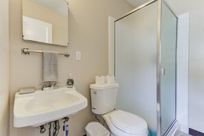 House (Cozy, Private 1-Bedroom in Hayward) | Bathroom