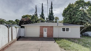 Exterior - Cozy, Private 1-bedroom in Hayward (Hayward)