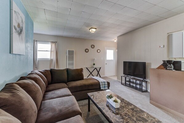 Casa (Cozy, Private 1-Bedroom in Hayward) | Sala de estar | Televisión