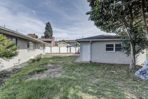 House (Cozy, Private 1-Bedroom in Hayward) | Exterior
