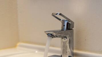 Apartment (Cozy Studio in Concord, near BART) | Bathroom