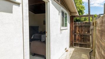 Apartment (Cozy Studio in Concord, near BART) | Balcony
