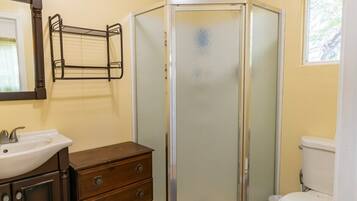 House (Bright Studio in Concord, near BART) | Bathroom